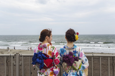 妇女在夏季和服