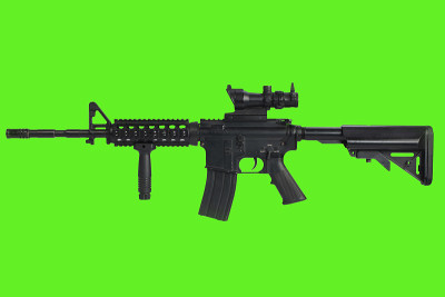 AR15突击步枪带有光学瞄准器和绿色背景上的前握