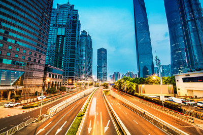 灯光在中国上海的现代建筑背景上划过。