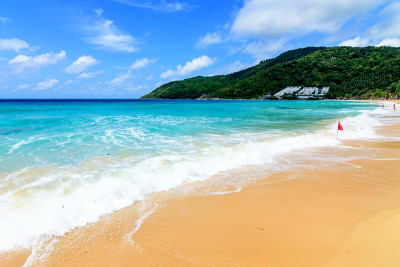 海滩上美丽的波浪