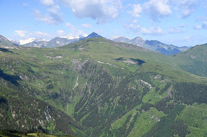 奥地利夏季的Stubnerkogel山景观