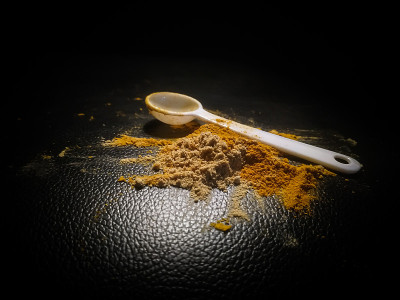 一茶匙姜黄和姜粉