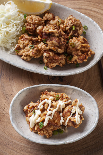 Karaage。典型的日本炸鸡。前视图。