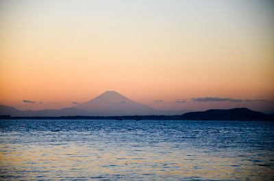 日本黄昏金谷港的富士山