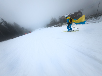 一位年轻的女子从雪坡上滑下来