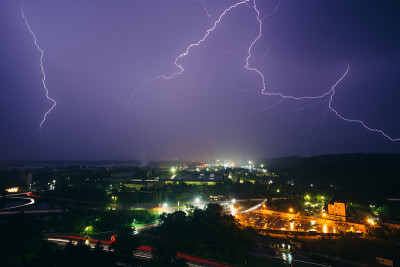 工业区上空有雷雨和闪电