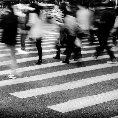 城市里的人在商业街上行走模糊的运动
