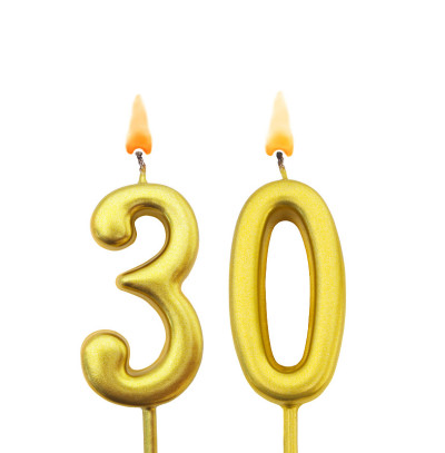 金色生日蜡烛孤立，30号
