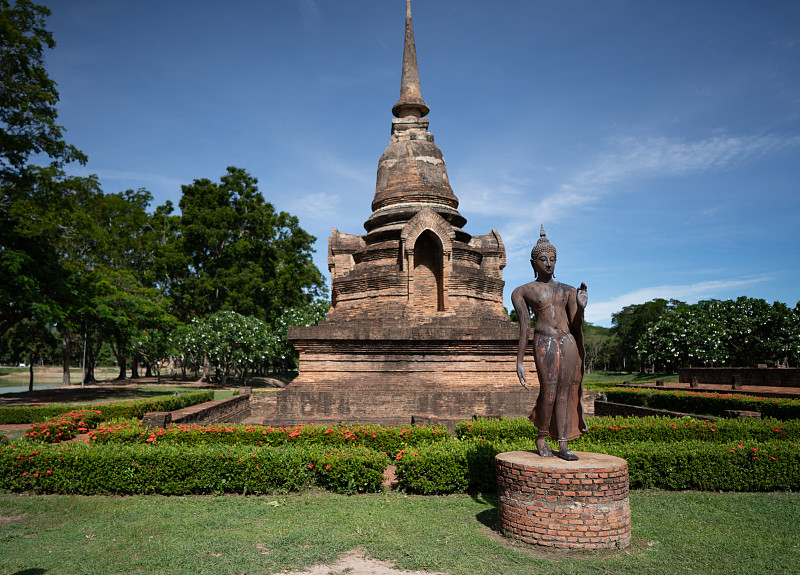 素可太历史公园内的佛寺寺内的行走佛像