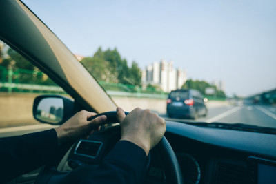 在现代化的城市里开车