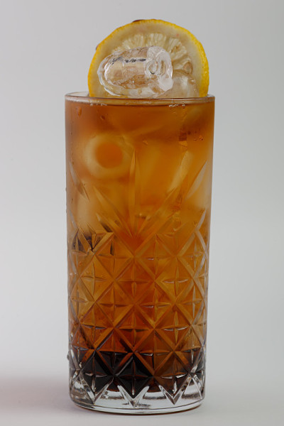 美丽可口的鸡尾酒在一个透明的装饰玻璃