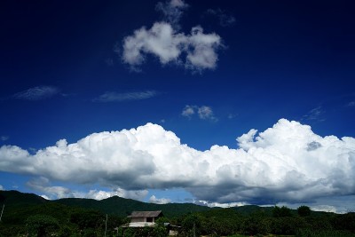 泰国稻田上的云景
