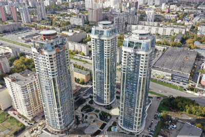 三座摩天大楼位于一座现代化城市的中心