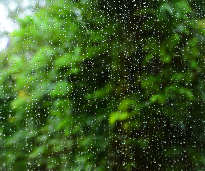 雨打在窗户上