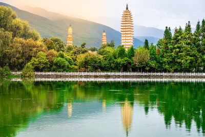 美丽的风景大理崇圣寺三塔与水反射和戏剧性的光在中国云南大理