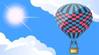 热气球在云层和阳光的天空中
