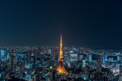 东京城市天际线和办公商业大楼摩天大楼市中心与东京塔在晚上在日本。亚洲旅游，现代城市生活，或商业金融经
