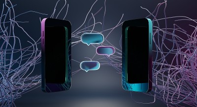 移动聊天对话框，等距概念3d插图。信息、文本通知或语音气泡，屏幕上有霓虹灯反射，两个智能手机在抽象的