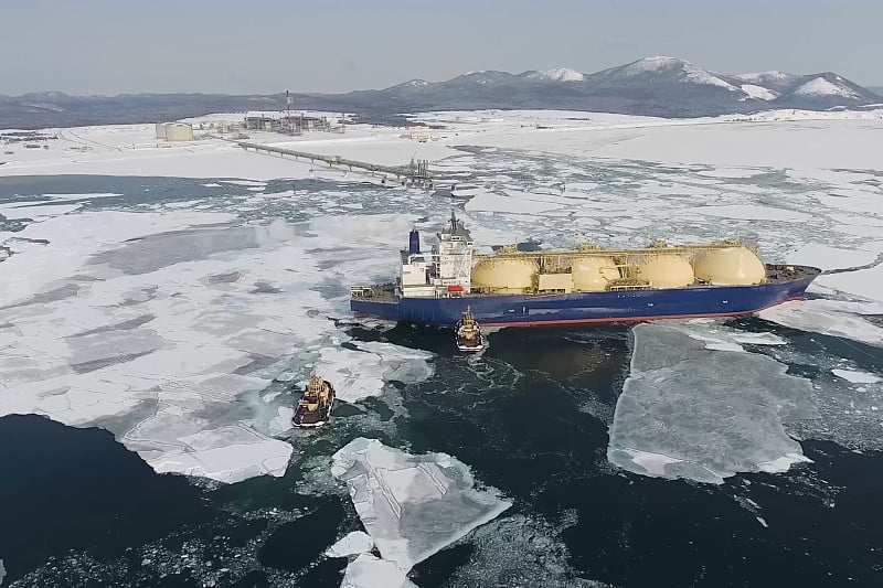 拖曳液化天然气运输船。海上运输碳氢化合物。