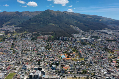 住宅楼，旁边有一座大山