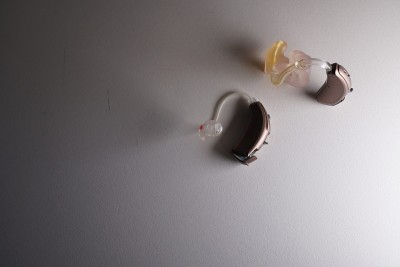 白色孤立背景上的助听器。援助充耳不闻。