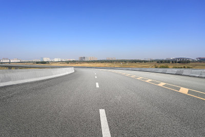 空旷的公路和遥远的山脉，中国