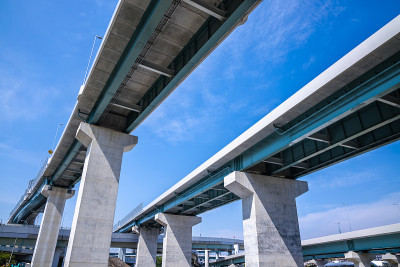 蓝天高架桥，高速公路