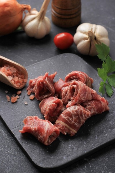 石盘上的新鲜牛肉生肉片，供寿喜烧、涮锅、烧肉或韩国烧烤之用