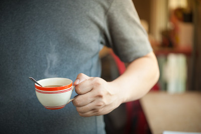 男人手里拿着咖啡杯