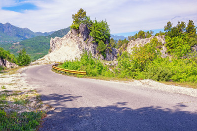 巴尔干半岛的客场之旅。美丽的夏季山景与乡村公路。黑山共和国
