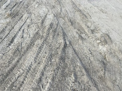 在地面上干燥车轮痕迹
