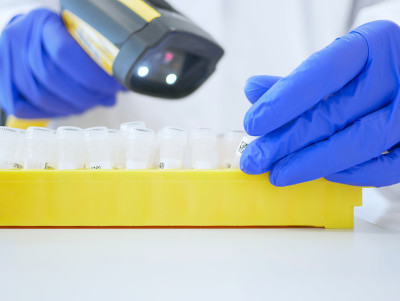 实验室技术人员或医疗助理将病人样本扫描到病人数据库中。实验室技术员的工作。遗传和癌症筛查以及医疗技术
