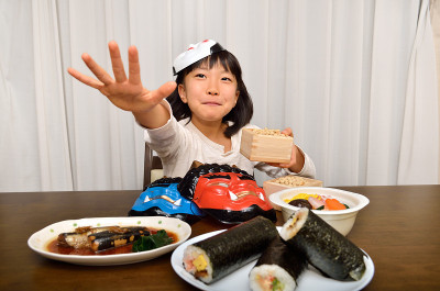 節分を楽しむ女の子