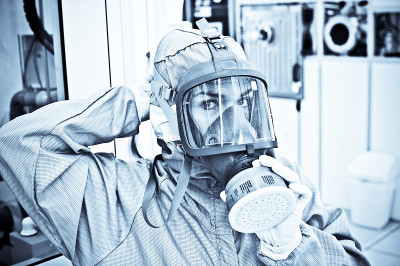 女Hazmat / Hazchem科学家戴上/脱下防毒面具。