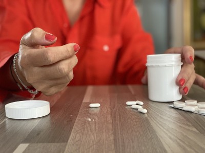 成年妇女在家厨房服用补品