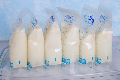 装有母乳的袋子。母乳银行。表达母乳。母乳喂养。冷冻和储存牛奶。捐赠的牛奶。