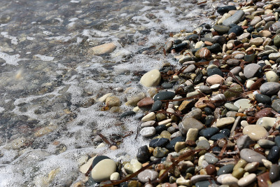 海浪接近鹅卵石