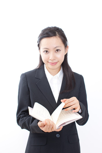 女商人在读文件