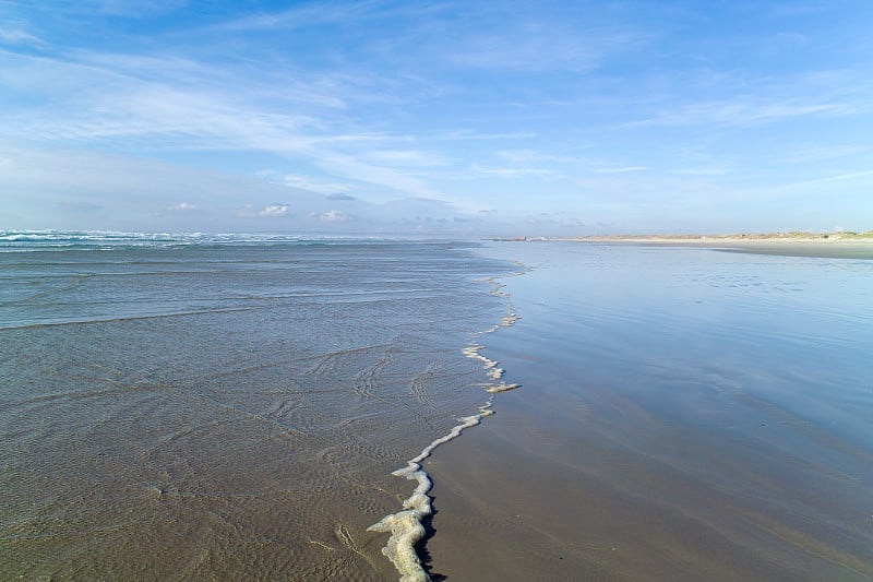 空的宽阔的海滩上