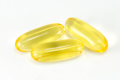 鱼肝油omega3凝胶胶囊孤立在白色背景。