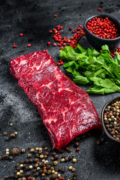 生大理石牛排。黑色背景。俯视图
