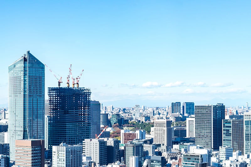 亚洲房地产和企业建设的商业理念——日本东京滨松町蓝天下的城市全景鸟瞰图