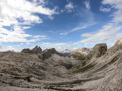 Oberbachernspitze -在意大利白云石的一个高和荒凉的山峰的全景。