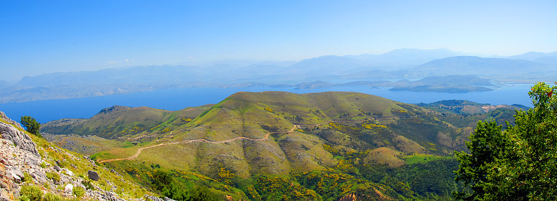 希腊科孚岛的潘托克拉托山和海的全景