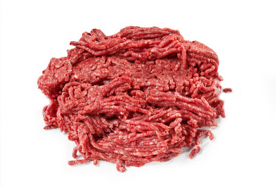 切碎的马肉孤立