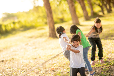 孩子们在公园里玩拔河比赛