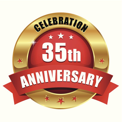 金色和红色的35周年纪念徽章和丝带