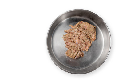 宠物食品碗生地火鸡肉，俯视图。