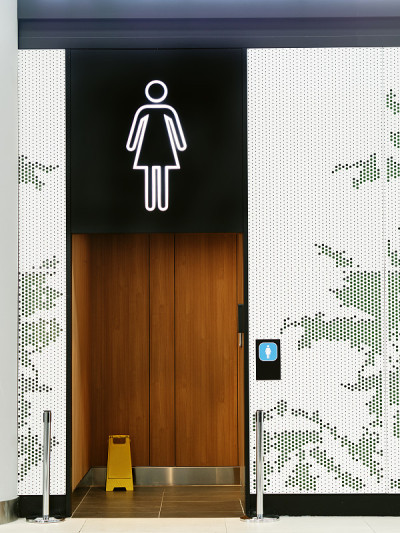 男女厕所入口。在机场
