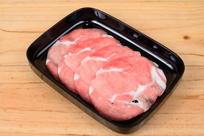 生猪肉的肩膀。